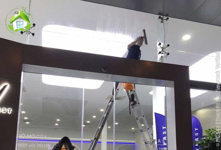 lau kính sạch sáng bóng giá rẻ