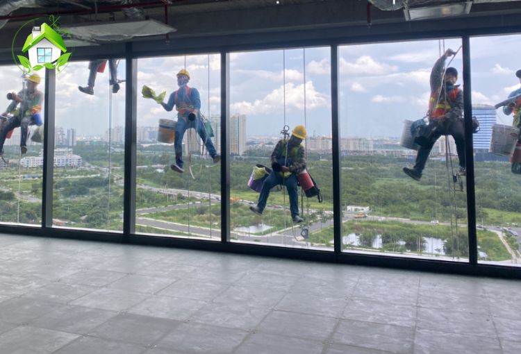 đội ngũ nhân lực cho dịch vụ lau kính ngôi nhà thành phố